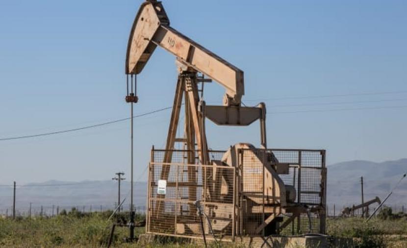 النفط يتراجع بعد عدم ممانعة أمريكا مرور سفن عبر مضيق هرمز