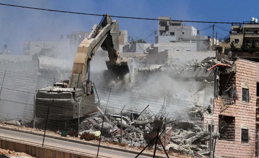 الاحتلال يهدم منزلاً فلسطينياً بسلوان ويخطر ثلاثة أخرى