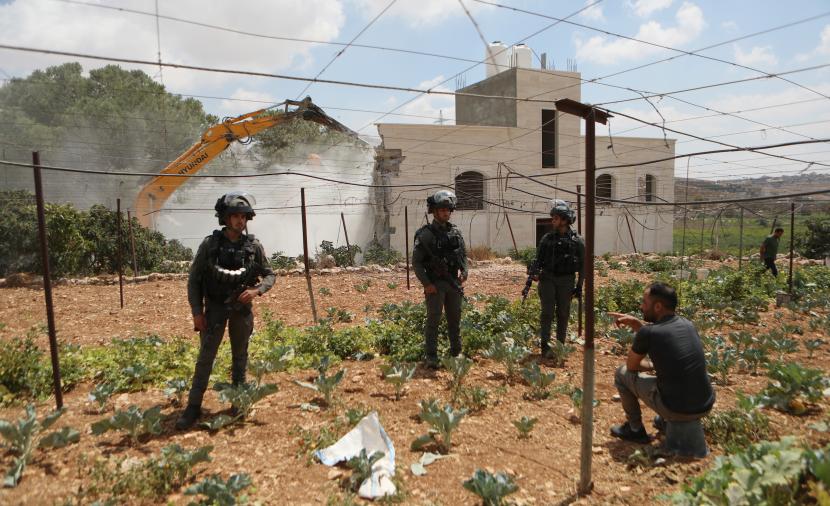 قوات الاحتلال تهدم منشآت في العيسوية شرق القدس