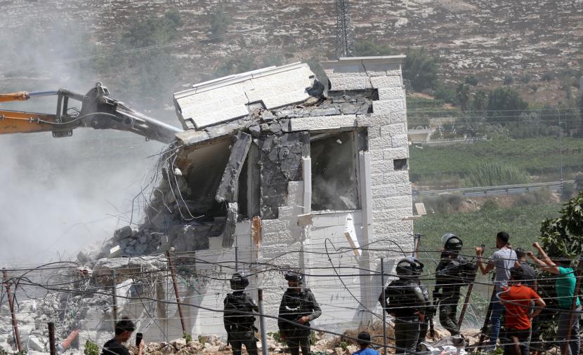 الاحتلال يهدم منزلين وعشرات المحال في الضفة والقدس