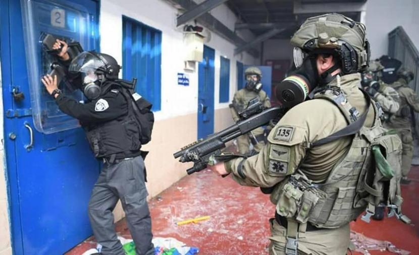 وحدات قمع إسرائيلية تصيب أسيرين في سجن جانوت