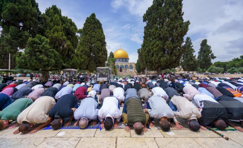 عشرات الآلاف يؤدون صلاة الجمعة في المسجد الأقصى
