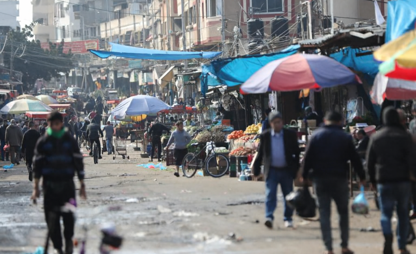 خبير اقتصادي يدعو المواطنين لعدم الهلع: المعابر مفتوحة والإمدادات مستمرة