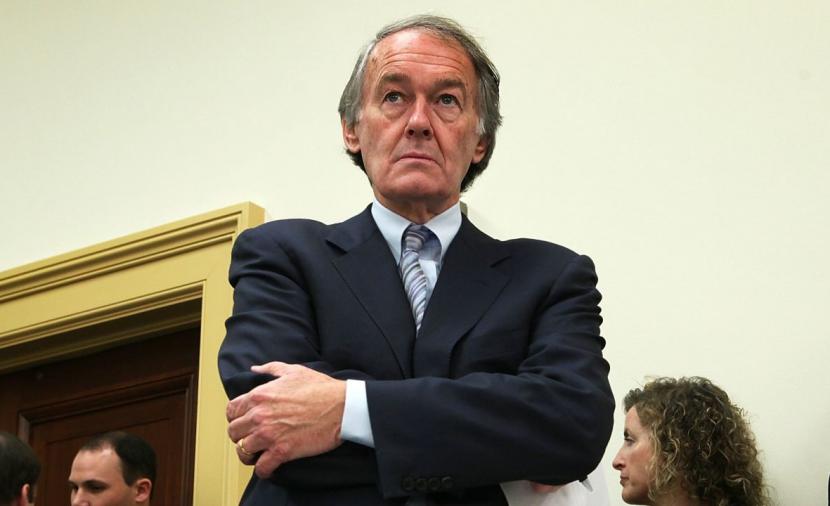 سيناتور أميركي يتهم ترامب بـ"إشعال حرب بلا خطة"