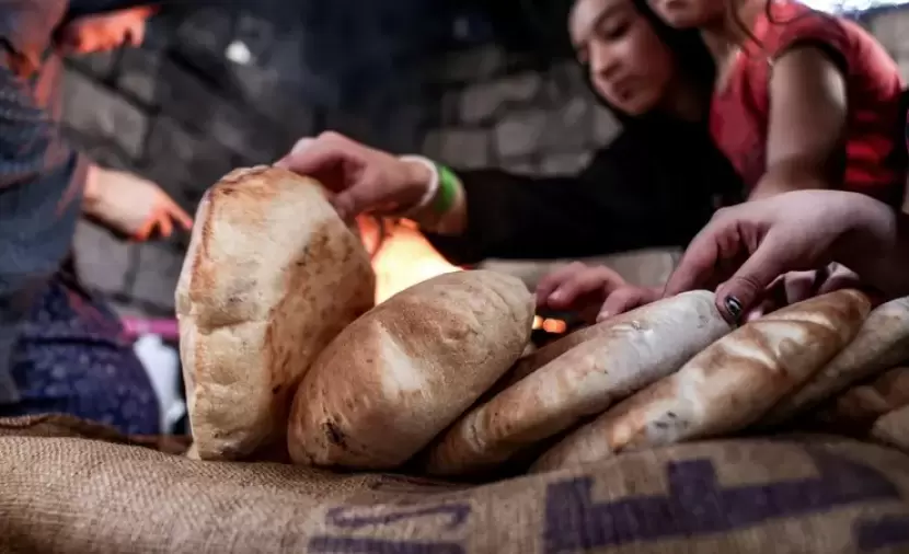 طوابير طويلة وأسعار متصاعدة… الخبز يعود إلى دائرة الأزمة في غزة