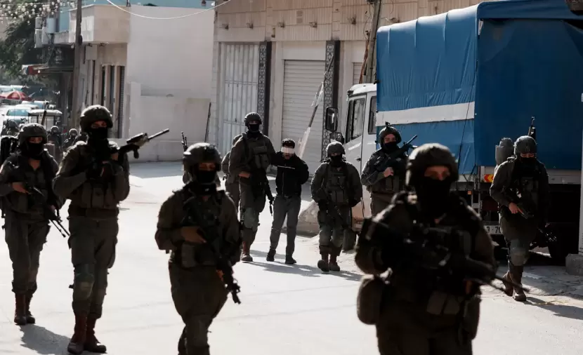 بينهم أسرى محررون.. الاحتلال ينفِّذ حملة اعتقالات واسعة بالضفة