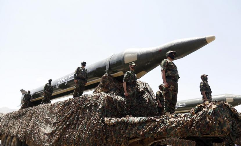 الحوثيون يدخلون على خط الحرب: صاروخ باتجاه إيلات وتوسع رقعة المواجهة