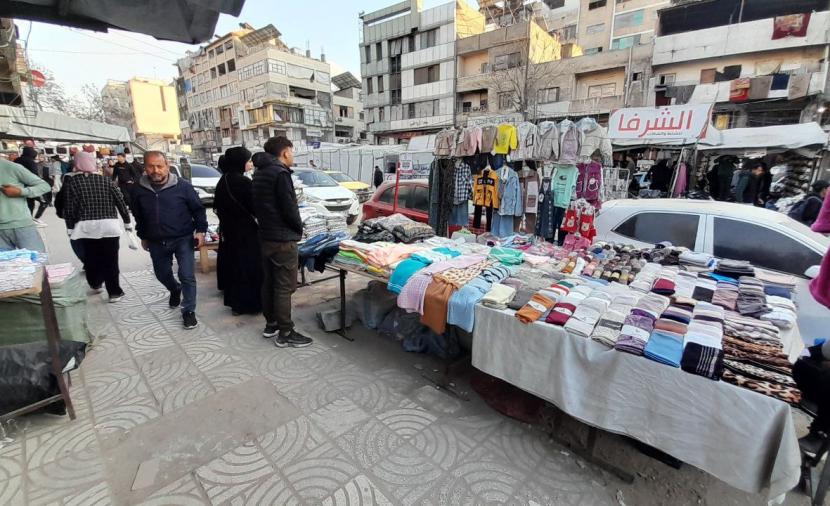 بعدما ضاقت بهم الحياة... مواطنون يحوّلون أرصفة غزة إلى مصدر رزق