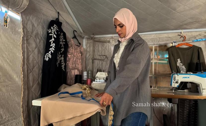 في خيمة النزوح... "إسراء" تعيد الحياة لماكينة الخياطة