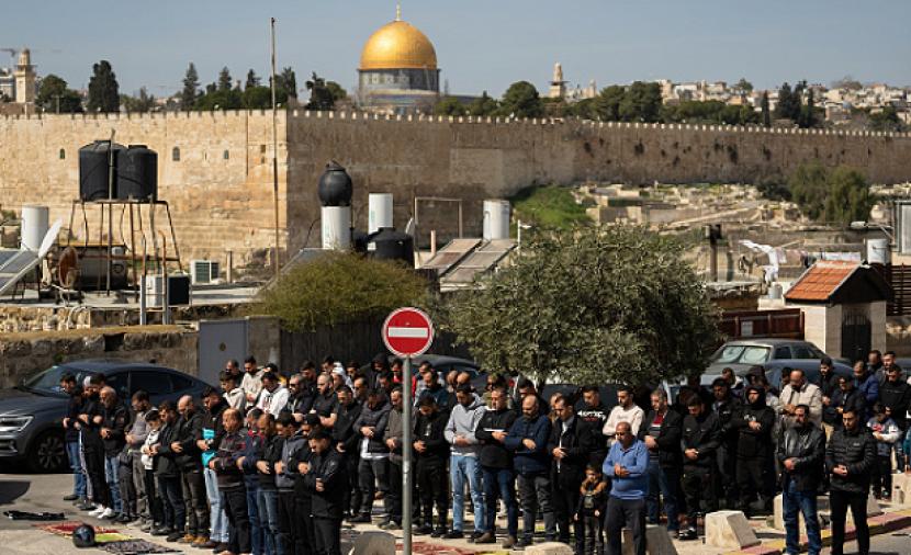 رغم إغلاق الأقصى.. مصلّون عند أسواره وحملة إلكترونية لفتح أبوابه