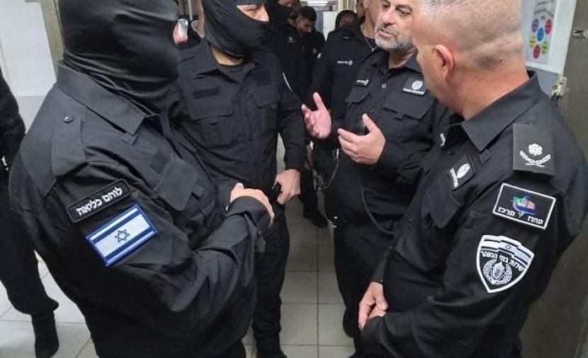 بن غفير يقتحم السجون متنكراً... تصعيد غير مسبوق بحق الأسرى