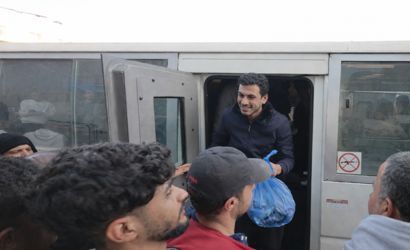 الصليب الأحمر ينقل 35 أسيراً فلسطينياً إلى خان يونس
