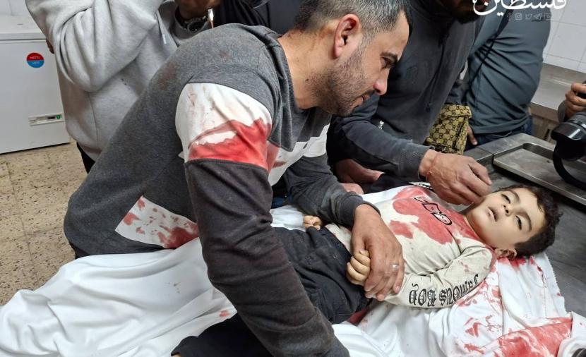 من كتف أبيه إلى القبر… "يحيى" طفل عاد من الفرح شهيدًا