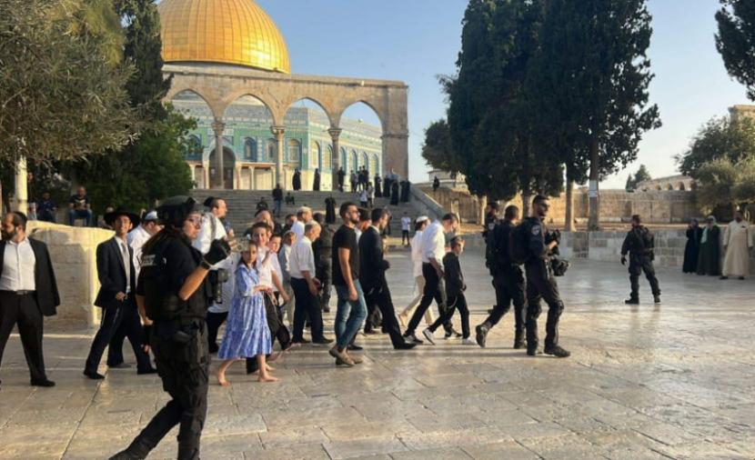 مستوطنون يقتحمون باحات المسجد الأقصى