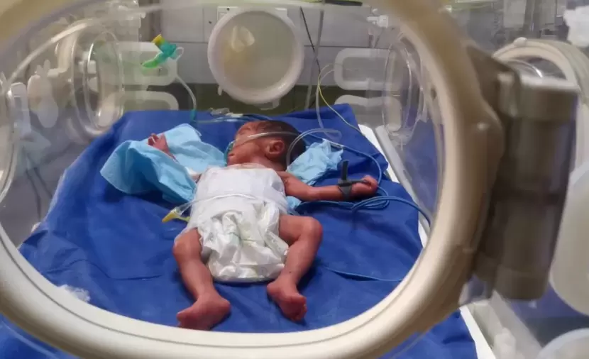 رآها دقائق وفقدها شهورًا… حكاية أب وطفلته الخديجة تحت نار غزة