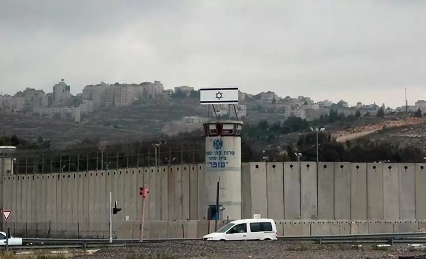 إجراءات مشدَّدة وقيود قاسية يعيشها الأسرى الفلسطينيون في سجن "الرملة"