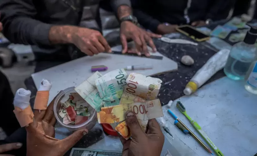 "كوبونات الفكة".. حلول مؤقتة في مواجهة أزمة السيولة بغزة