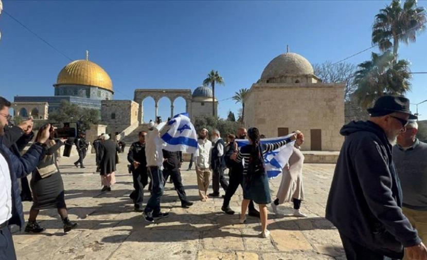 مستوطنون يقتحمون باحات المسجد الأقصى ويرفعون علم الاحتلال