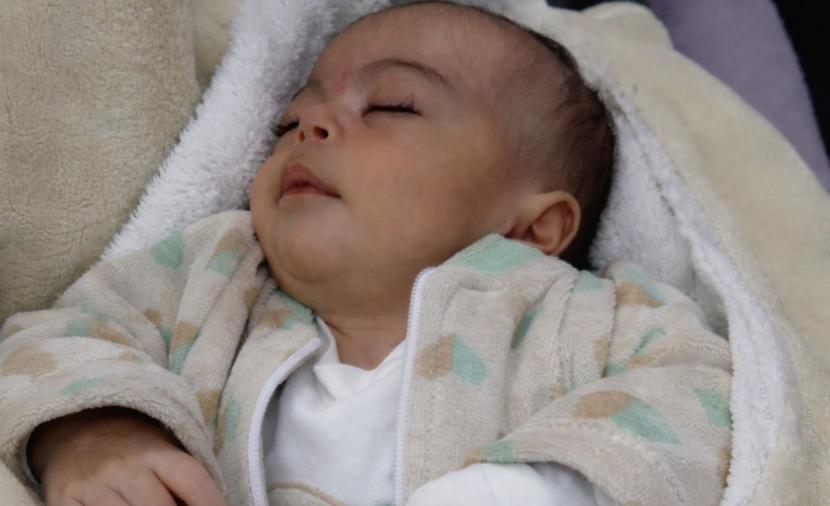 ريتال على حافة النجاة… رضيعة تصارع المرض وأمٌّ تخشى تكرار الفقد