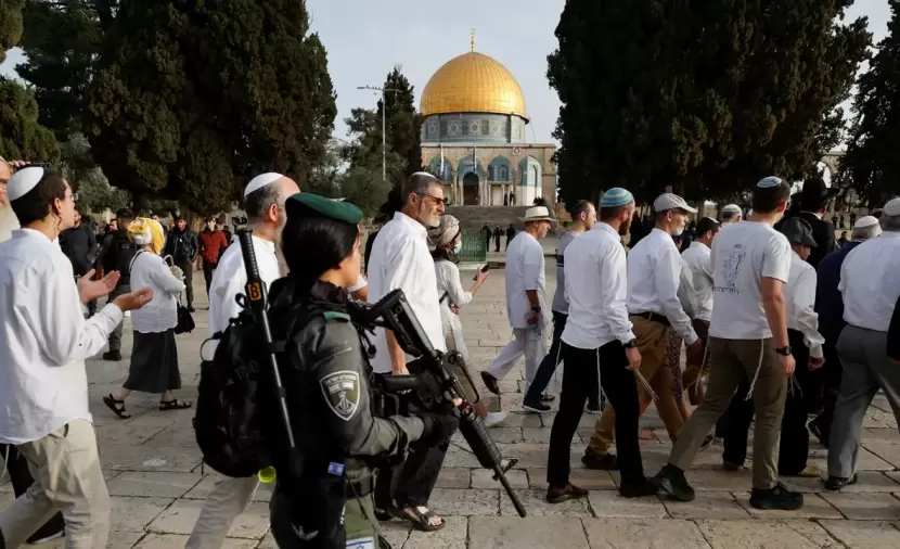 عشرات المستوطنين يقتحمون باحات المسجد الأقصى