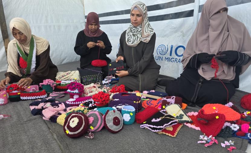 من بين الخيام والوجع.. نساء غزة ينسجن خيوط الحياة لإعالة أطفالهن