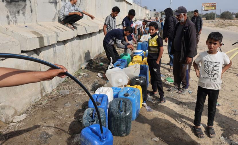 قصف إسرائيلي يقطع المياه عن مناطق واسعة بغزة