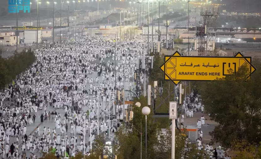 الحجاج يتوافدون إلى صعيد عرفات لأداء ركن الحج الأعظم