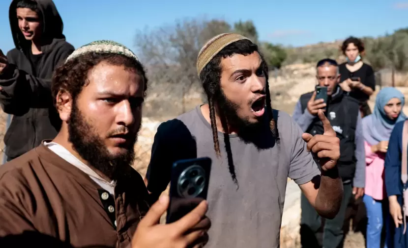مستوطنون يعتدون على صحفيين وممتلكات فلسطينية بالضفة