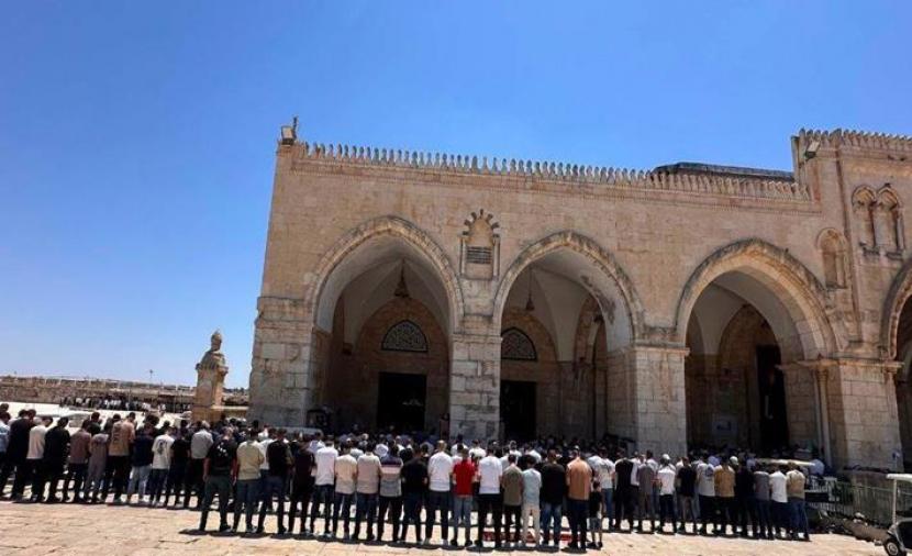 عشرات آلاف يؤدون صلاة الجمعة في المسجد الأقصى