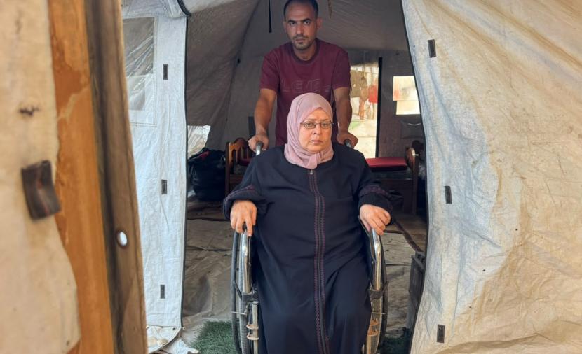 امرأة فلسطينية تروي معاناتها من الألم في خيمة باللاجئين