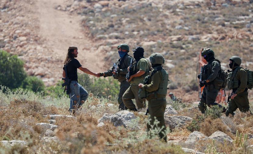 جنود إسرائيليون يكشفون تحول المستوطنين لقوة مسلحة في الضفة