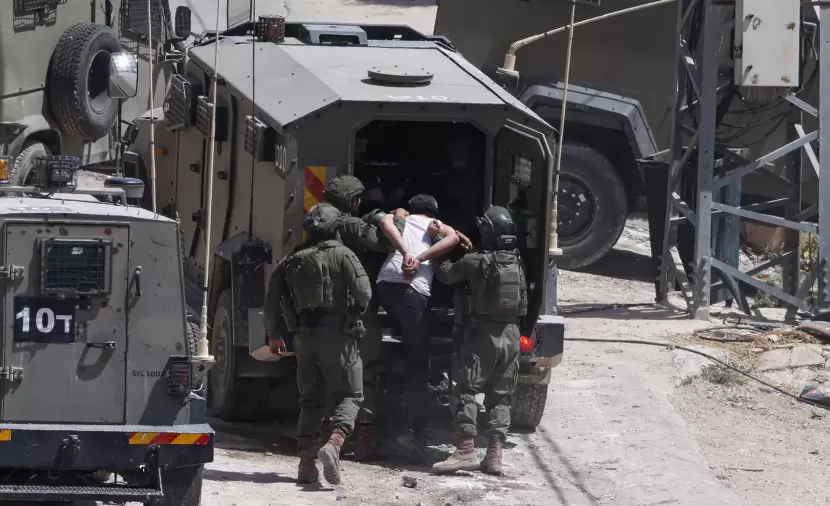 الاحتلال يعتقل 13 فلسطينياً بينهم طفل في الضفة