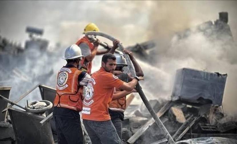 رجال الدفاع المدني يسابقون الزمن لإنقاذ الضحايا في غزة