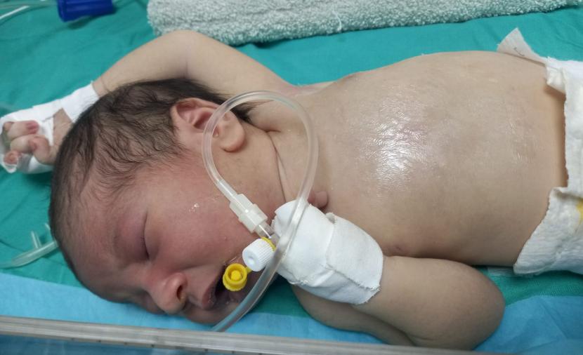 عائلة غزية تستقبل مولوداً ذكراً بعد استشهاد ابنها الوحيد
