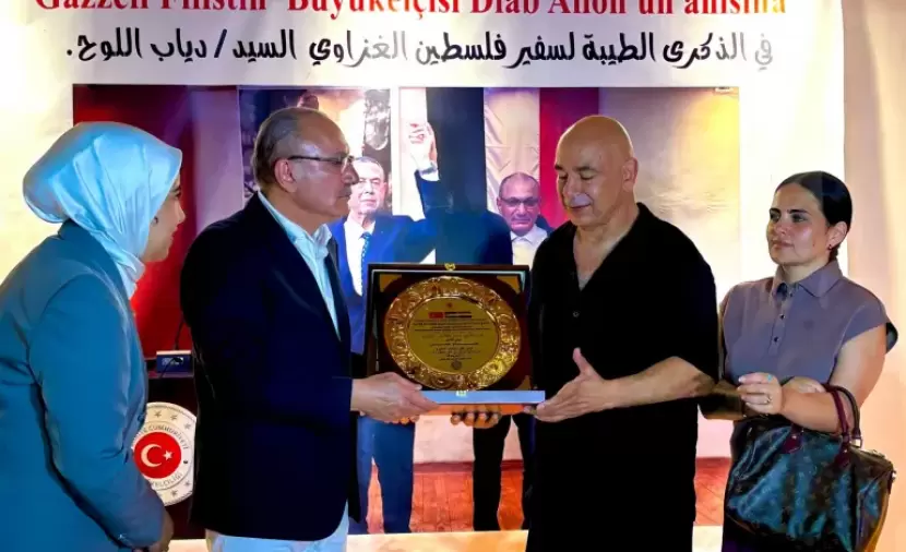 السفير التركي يكرّم المدير الفني المصري حسام حسن