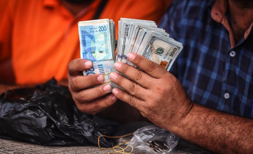 تجار غزة يرفضون أوراقاً نقدية متهالكة في أسواقهم