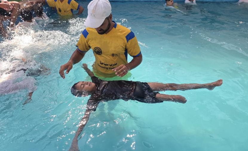 أطفال غزة المبتورون يستعيدون الثقة بالسباحة