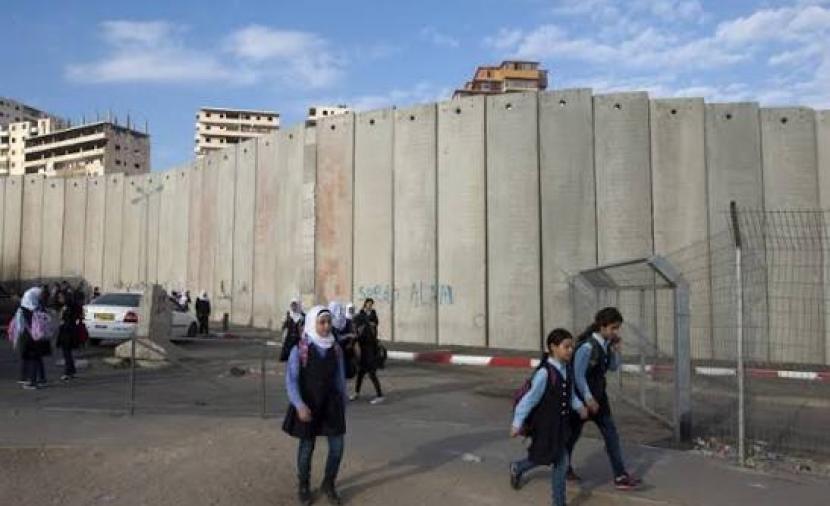 المدارس الخاصة بالقدس تعلّق دوامها احتجاجاً على منع المعلمين