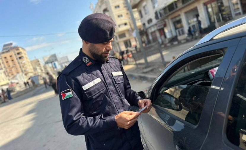 شرطة غزة تستمر في العمل وسط القصف والركام