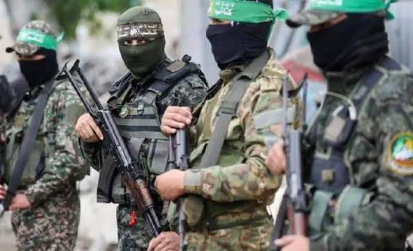 صحيفة فلسطين تطرح ملف حصر السلاح وأولويات المواجهة