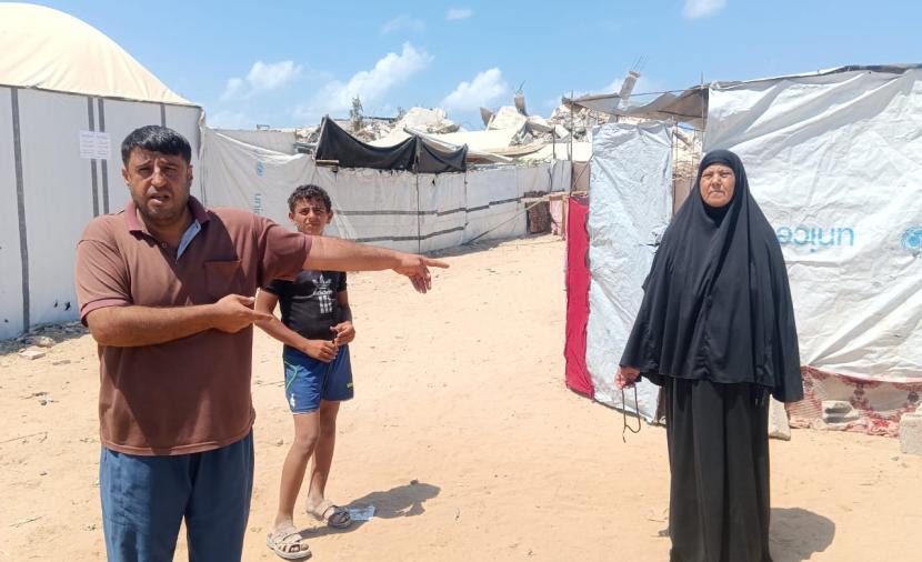 نازحون يعيشون في خيم قرب خطوط القتال بغزة