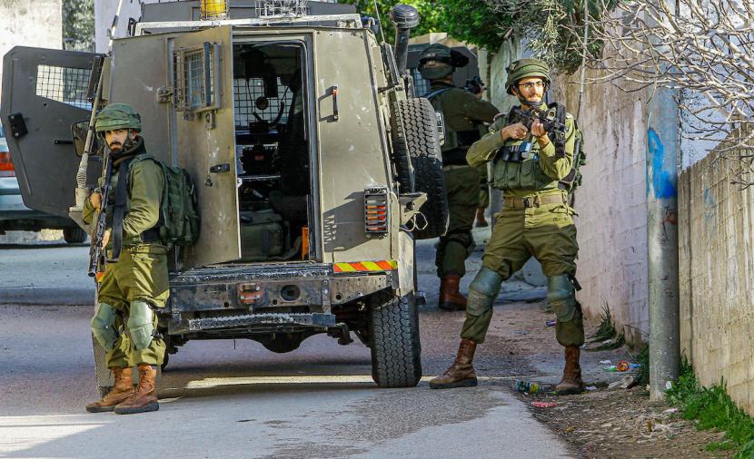 الاحتلال يعتقل 19 فلسطينياً ويطلق النار على شاب في الضفة