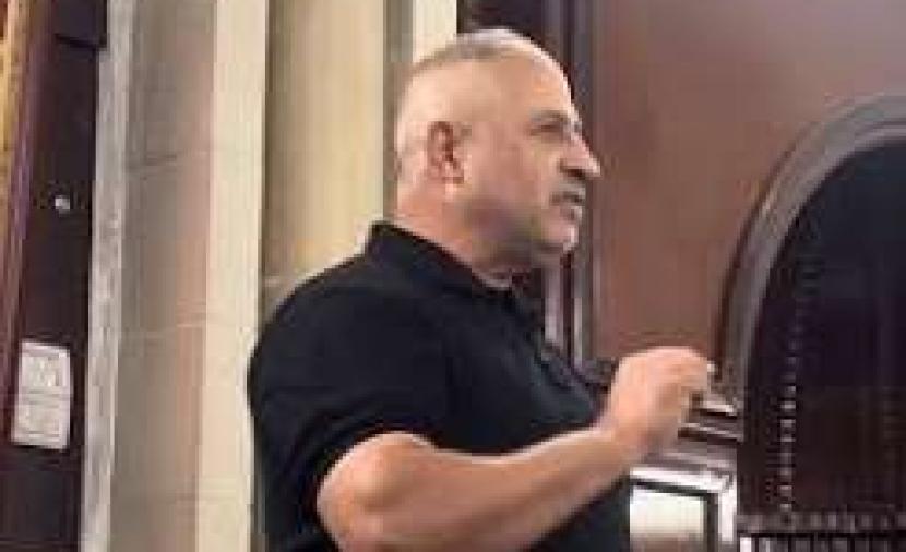جهاز المخابرات ينقل معتقلاً سياسياً متدهور الصحة للمستشفى
