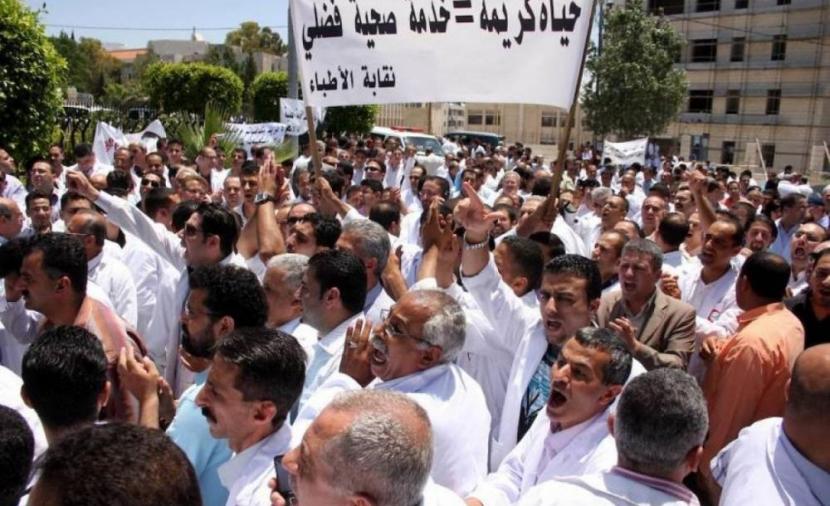 نقابة الأطباء تبدأ تصعيداً متدرجاً دفاعاً عن الحقوق