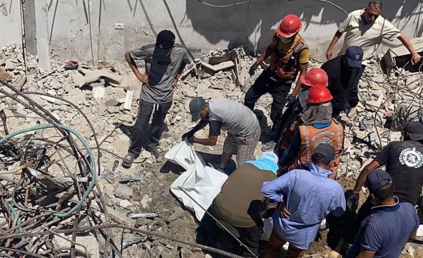 الدفاع المدني ينتشل 112 شهيداً من أنقاض منزل بغزة