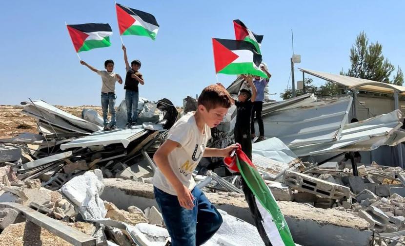 قوات الاحتلال تهدم مدرسة فلسطينية جنوب الخليل