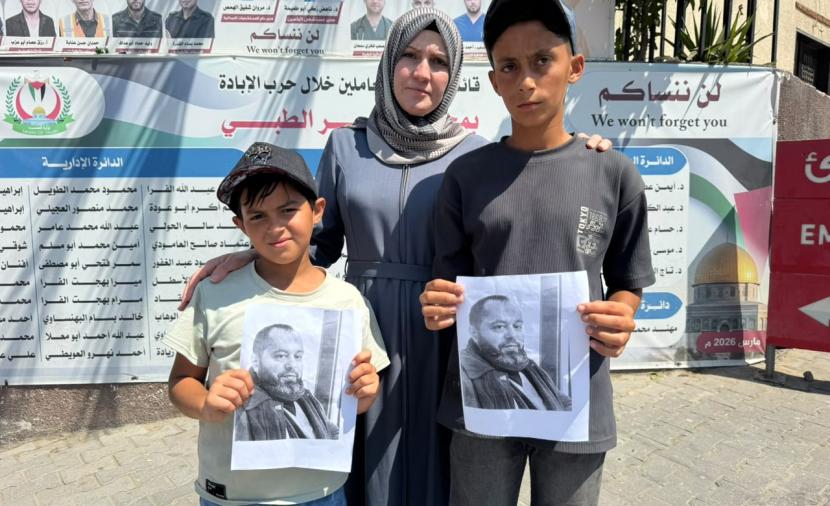طبيب القلب أحمد شحادة يواصل عمله في مستشفى ناصر