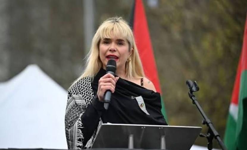 مغنية بريطانية تردد "فلسطين حرة" مع أطفالها كل ليلة