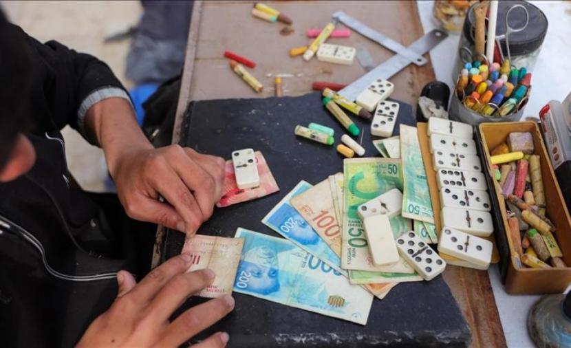 غزة تعاني من أزمة سيولة نقدية معقدة