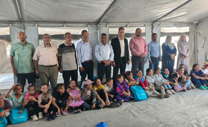 طالبات غزة يستأنفن الدراسة في خيام وسط دمار المدارس